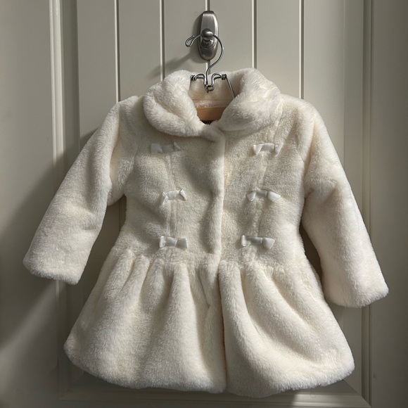 Elegant White Cape with High Collar and Flared Silhouette